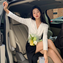 South Korean long sleeve V collar t-shirt female spring and autumn design feeling small crowd fashion swarm undershirt inner hitch blouse white