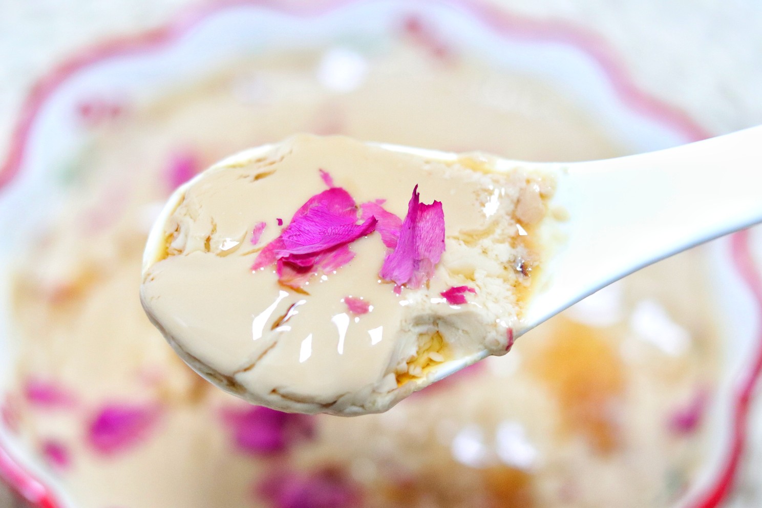 做姜汁撞奶的时候撒上一些玫瑰花瓣真的超好看姜汁与牛奶碰撞静置凝固