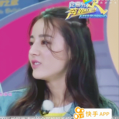 迪丽热巴和baby同穿黑色吊带裙,一个美艳高