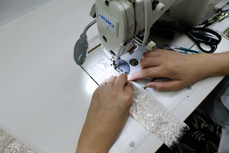 所以丽兹人经过设计师版型师和样衣工的不断尝试, 终于用双边粘合钎