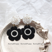 Mountain tea flower girl) BunnyPuppy small fragrant ethos black and white resin earring ear clip delicate Ayu recommended