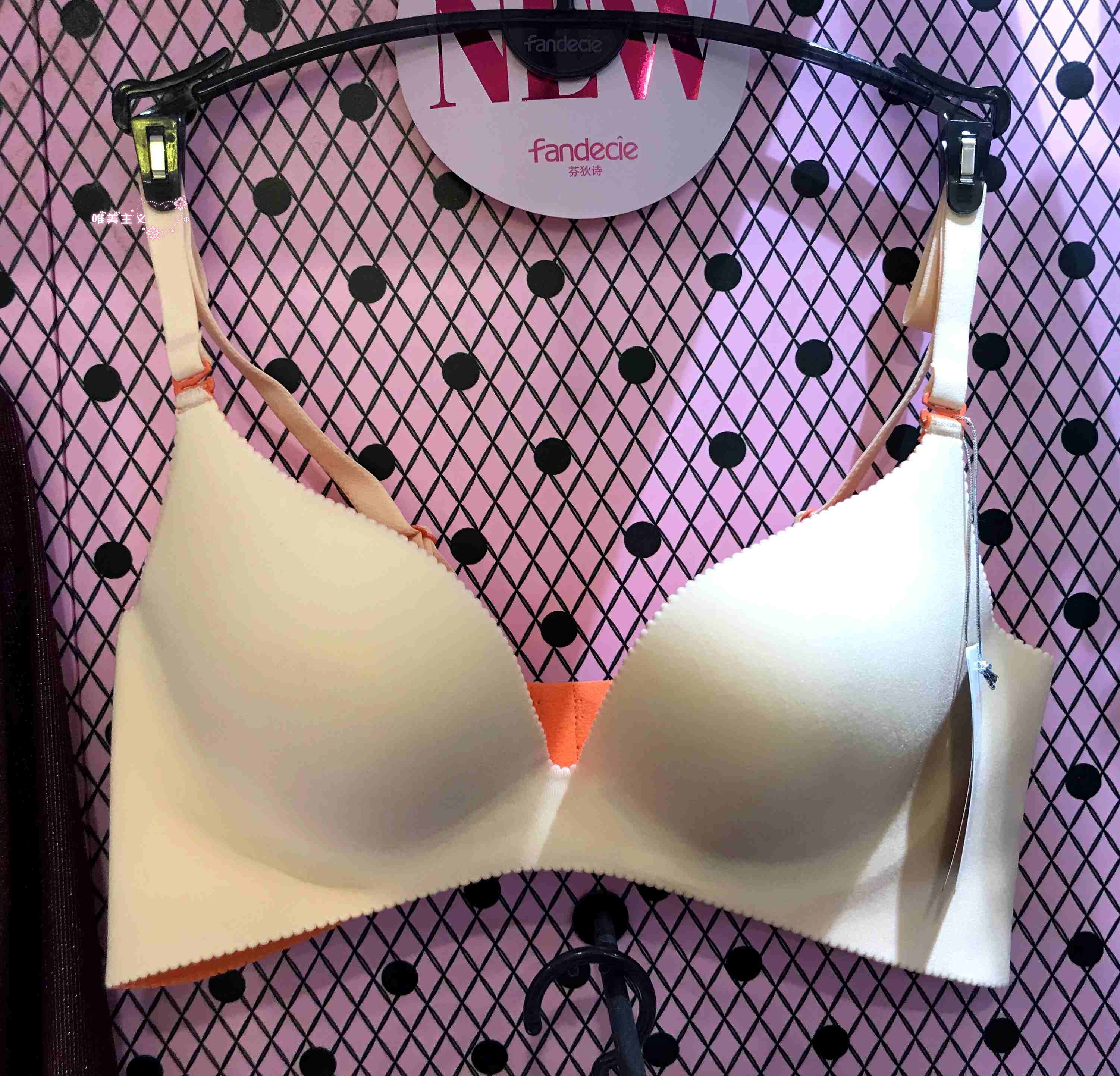 专柜正品芬狄诗一片式无痕厚杯聚拢侧收调整型文胸fb8384