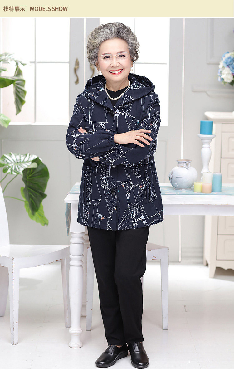 中老年女春秋装外套帽衫胖妈妈装风衣加肥200斤奶奶服装带帽夹克
