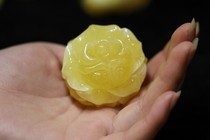 Polo ground sea white honey wax finely carved with green leafy rose 28 48 gr