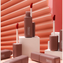 The trend of excellent color is bright and charming lip glaze is not easy to fade.