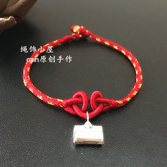 亲好为了让亲们购物愉快,避免产生不必要的麻烦,拍前请仔细阅读以下几点: 【1】 本店所有的材料包都不是编好的成品,是配好的一套线材,含不含配珠有选项,含配珠和不含配珠的材料包,都不包括金银饰品,材料包提供对应款式视频教程,教程是百度网盘视频扫二维码提取,没有图文教程,材料包需要亲自己跟视频学着编。 【2】材料包的收费不仅仅是几根线材的费用,材料包涉及到的是亲们看不到的我们配材料包所花的人工费,还有制作教程的费用,一个小时也配不了几个材料包,如果亲不能理解其中的繁琐和辛苦,只以几根线论价值的话,