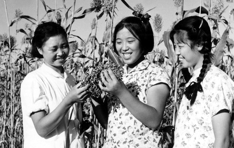 五十年代,流行於苏联的长裙流入中国.