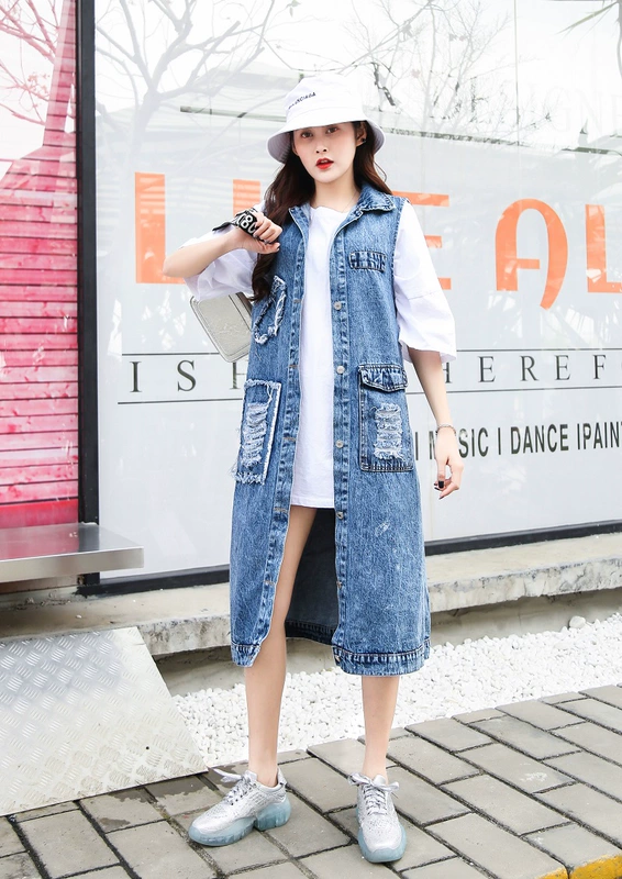 Mùa xuân và mùa thu 2021 mặc áo vest denim dài trên đầu gối của phụ nữ Áo khoác của phụ nữ Âu Mỹ là xu hướng áo ghi lê in cá nhân và mỏng - Áo vest