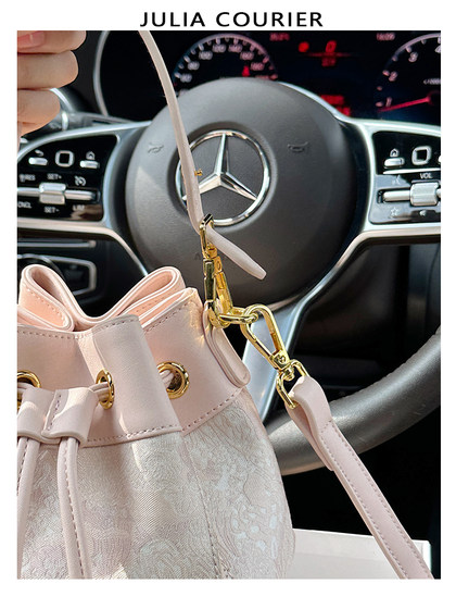 Julia Courier Niche 오리지널 자수 버킷 가방 가방 여자 2025 새로운 트렌디 컴퓨터 One Shoulder Crossbody Bag Julia Courier Niche 오리지널 자수 버킷 가방 가방 여자 2025 새로운 트렌디 컴퓨터 One Shoulder Crossbody Bag