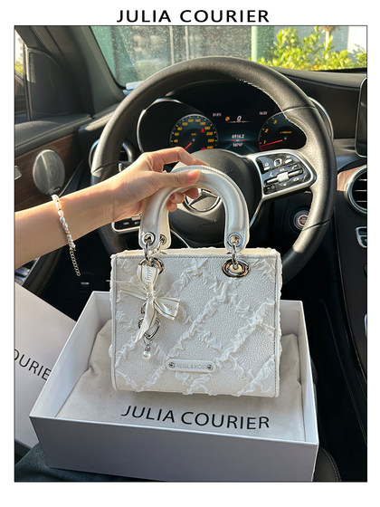 Julia Courier Niche Chiffon Diamond Bag 여성 2025 New High-End Sense 만화 작은 정사각형 가방 Julia Courier Niche Chiffon Diamond Bag 여성 2025 New High-End Sense 만화 작은 정사각형 가방