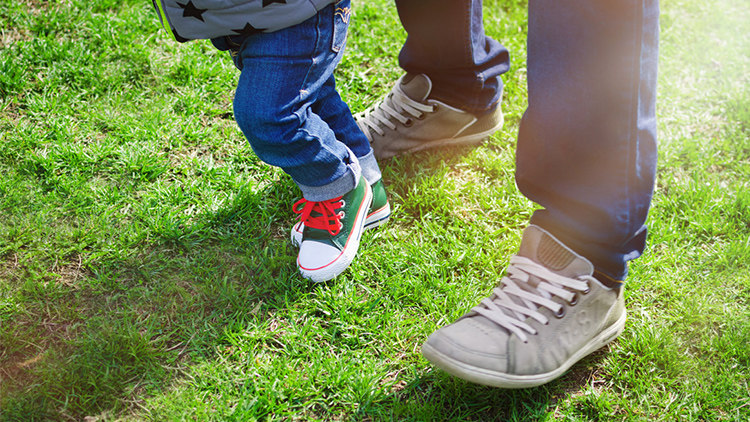 等到宝宝能独立行走的时候,就可以换成学步鞋了,学步鞋不仅