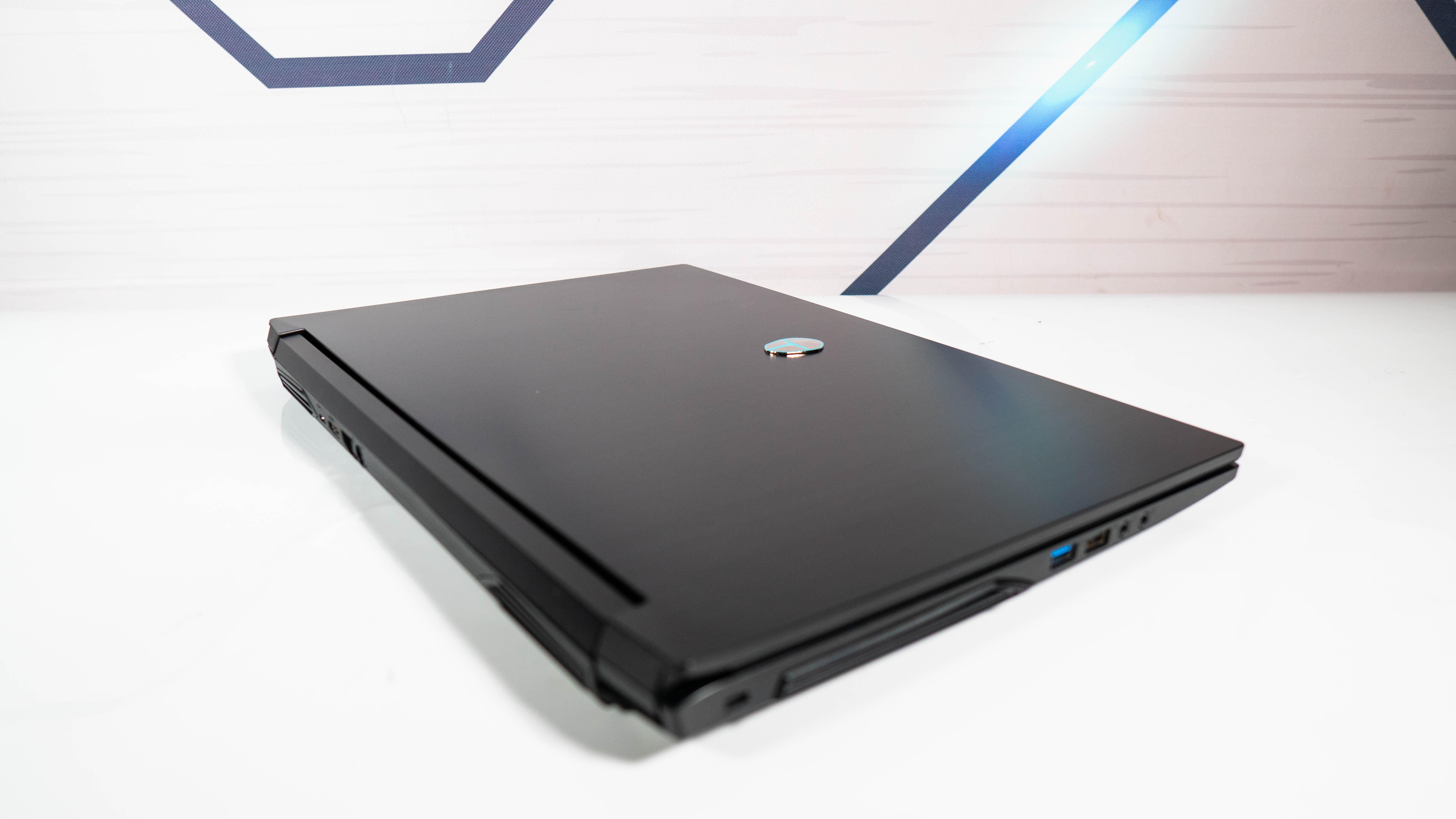 雷神911mp伪装者,颜值惊艳的游戏本