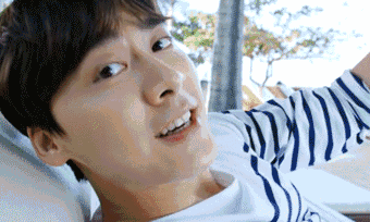 再看看倒垃圾的 张震  ▼