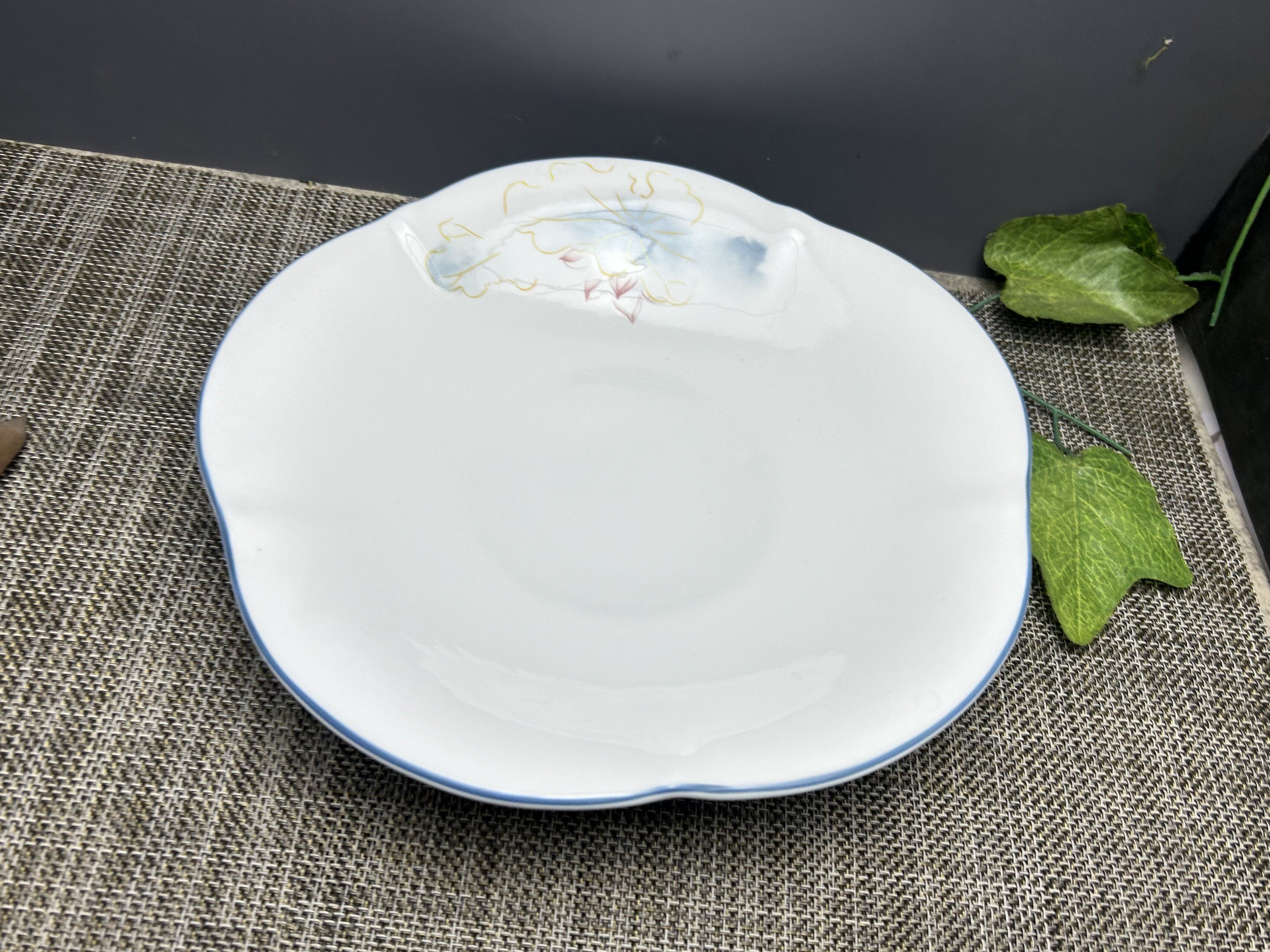 陶瓷盘子高级感菜盘家用深盘不规则花边碟子汤碗深盘烧菜盘沙拉盘