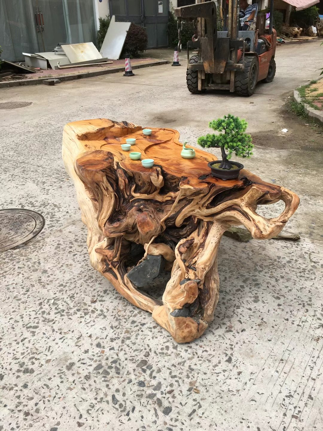>>根雕类>>根雕茶桌> 崖柏双色料茶桌,油泩好味香浓郁,天然脚根包石