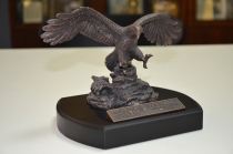 Ypoetry New Day Flying Eagle Hawks Hawks Resin Handicraft Furnishing Tabletop Pendulum Pieces Retro Nostalgia Living-room Pendulum Pieces