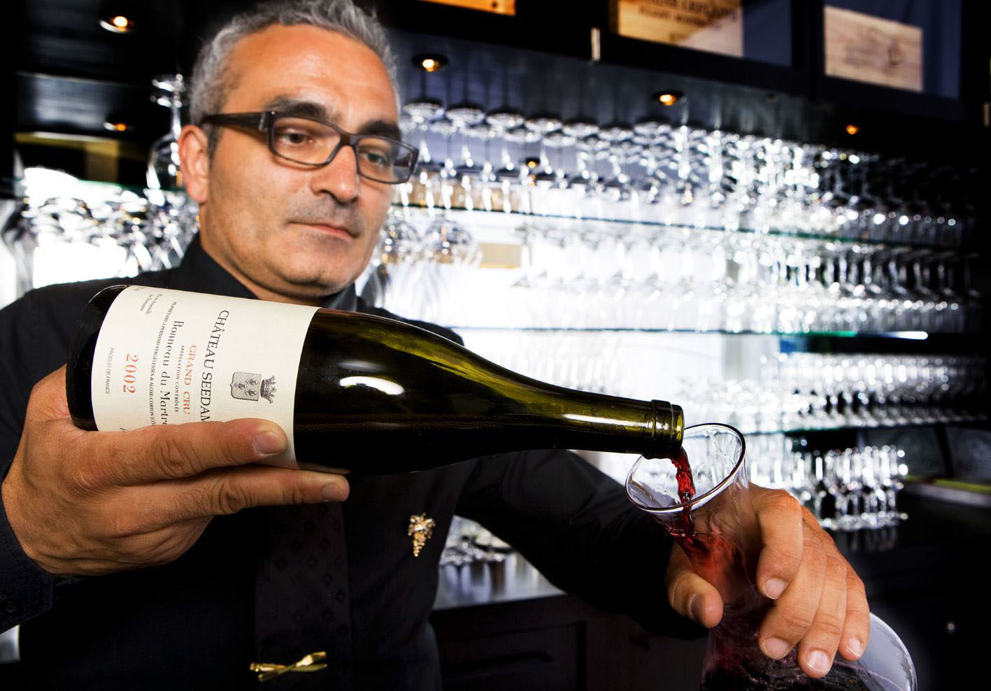 葡萄酒瓶瓶底为什么会凹进去呢?