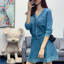 Autumn 2020 new light cooked wind small man autumn with a high suit v-neck knitted two-piece set womens tide