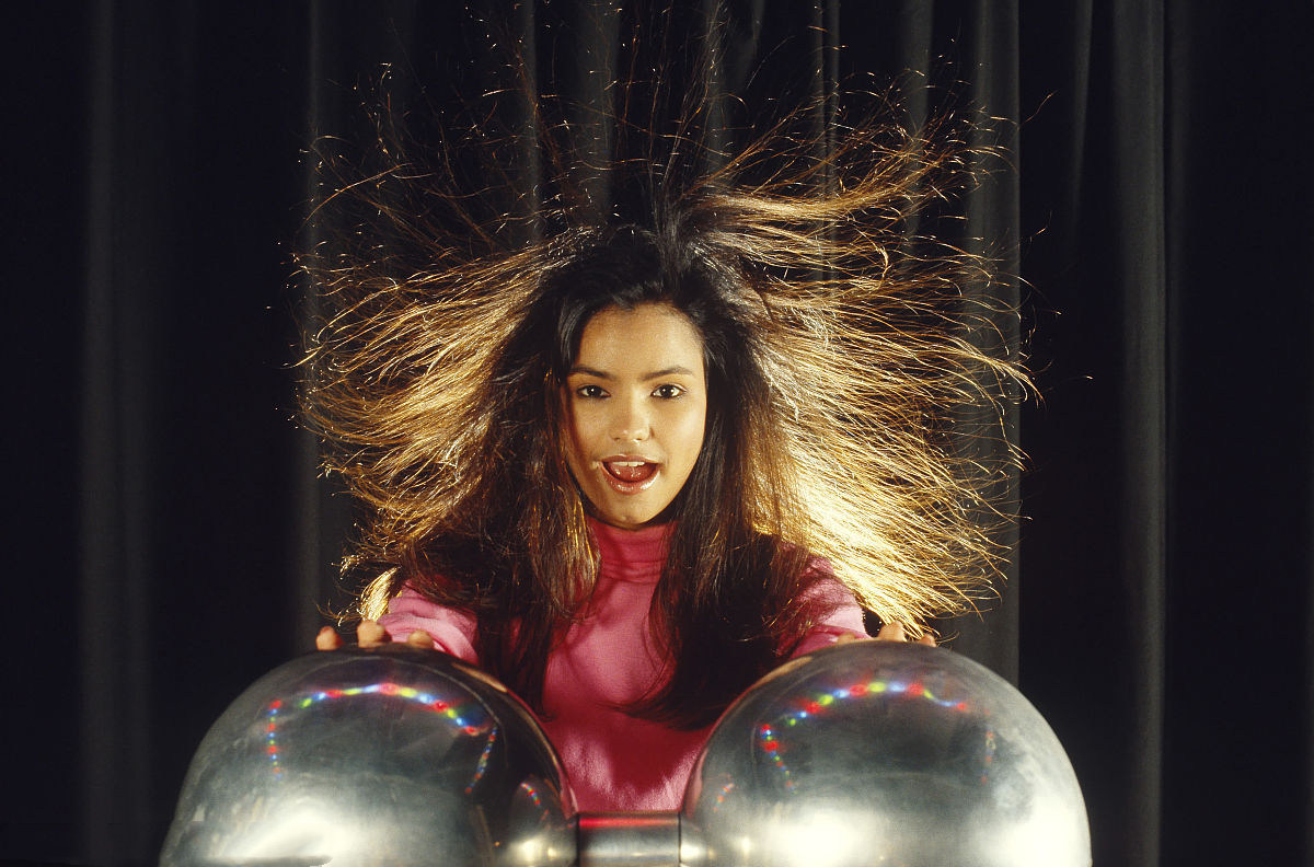 在日常生活中,人们常常会遇到静电的烦恼:早上梳头发时,头发会不自然