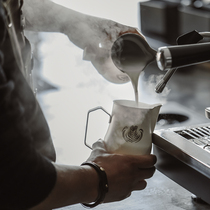 Stainless steel milk jar Fancy coffee flower jar Round mouth embossed flower cup Professional milk foam cup 500ml