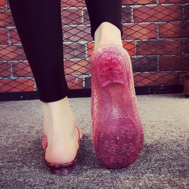 Summer ເຮືອນໃຫມ່ crystal slippers ໃນລົ່ມຂອງແມ່ຍິງ Baotou hole anti-slip ຫ້ອງນ້ໍາພາດສະຕິກຫາດຊາຍ sandals ເກີບແມ່ຍິງ