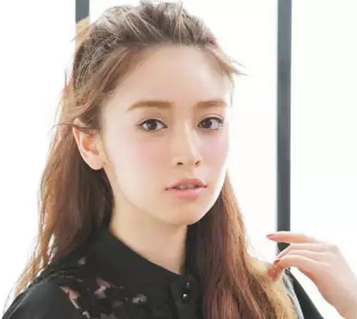不要披头散了教您几个轻松实用的发型