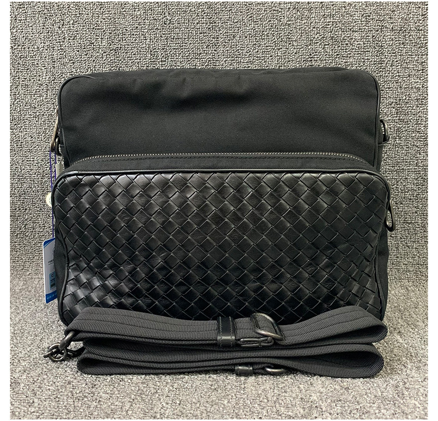 0新bv葆蝶家男士邮差包单肩斜挎包公价15000 - 拍卖