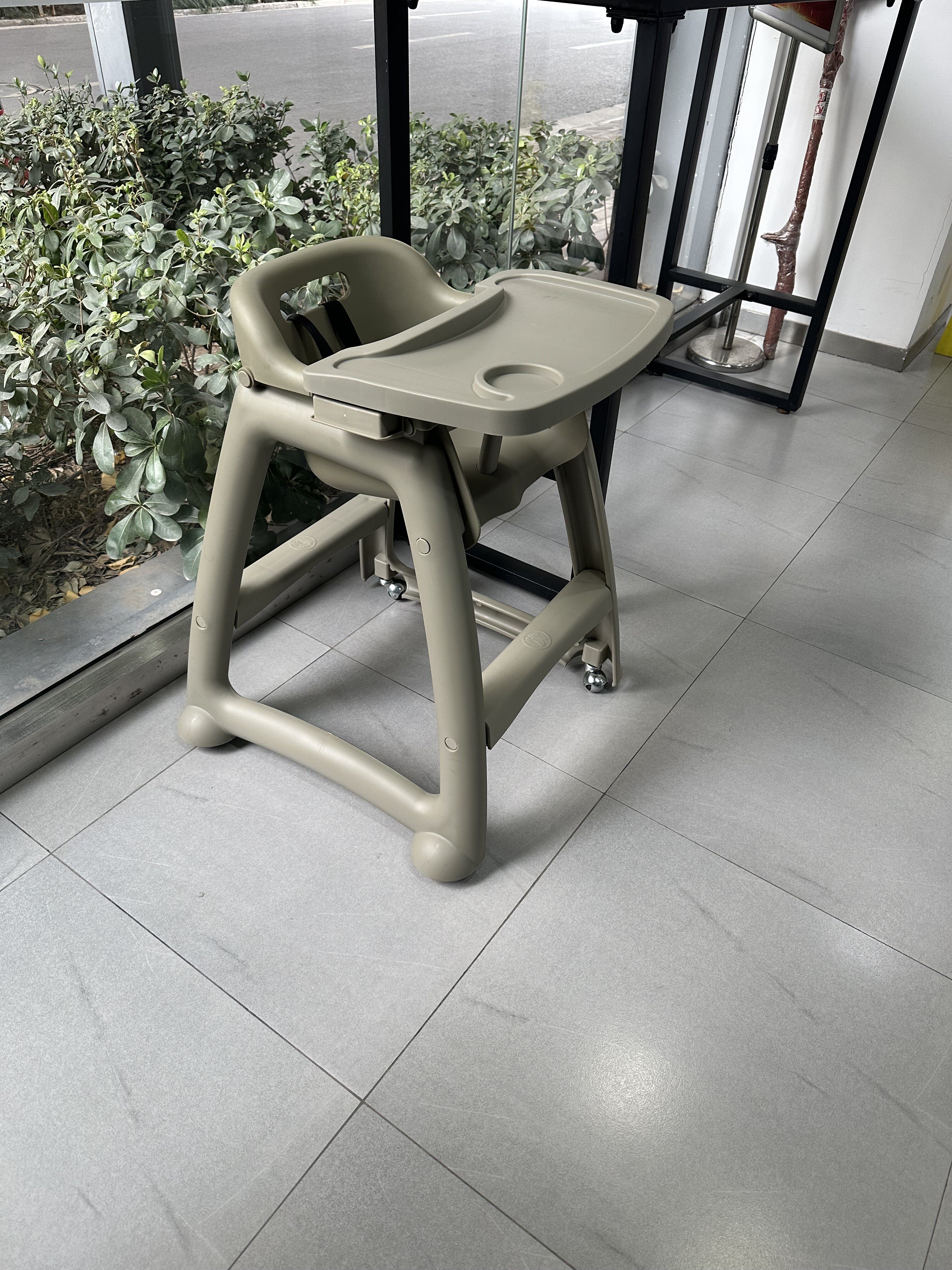 超宝餐椅塑料儿童加固餐椅宝宝酒店餐桌椅杯架可拆卸吃饭塑料椅