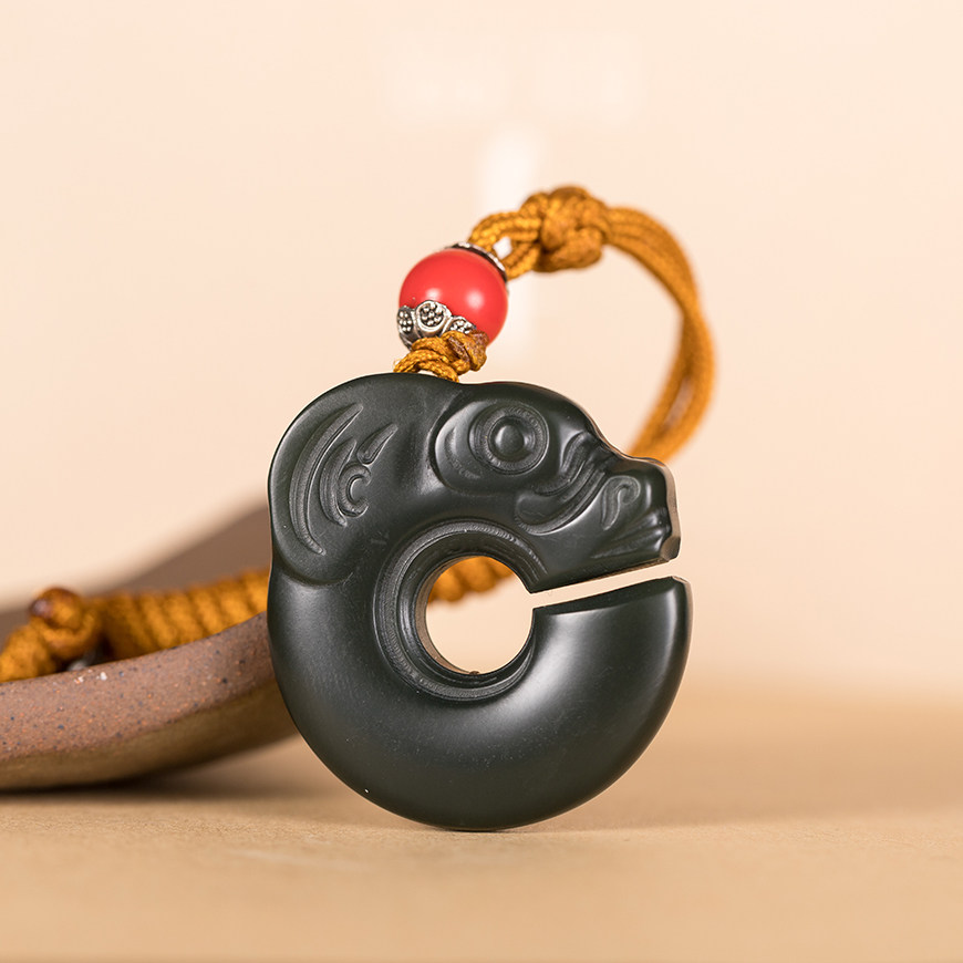 青年玉雕大师莫小龙作品新疆和田塔青细料仿古生肖玉猪龙16克挂件