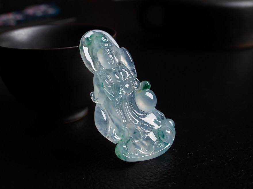 天然a货翡翠冰种浅紫飘花自在观音吊坠 15.48克