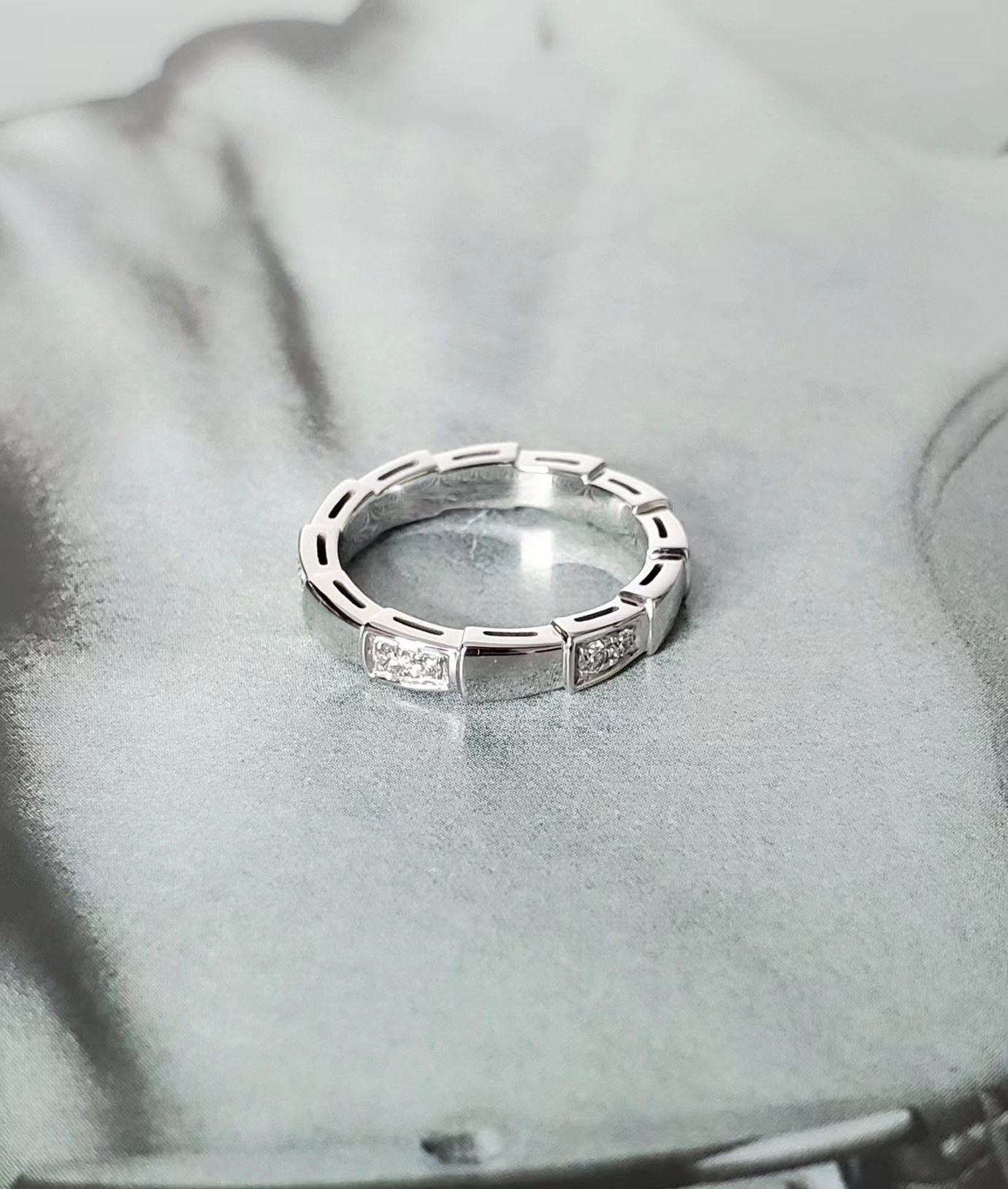 8新] 宝格丽serpenti viper白金镶钻蛇骨戒指56