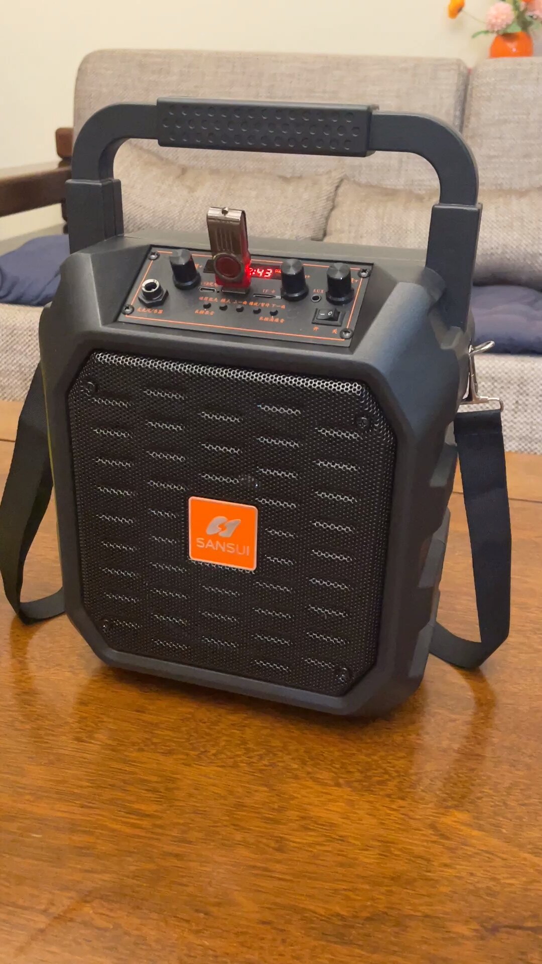 宝贝收到了,给我妈妈买的,她很喜欢听音乐唱歌,这