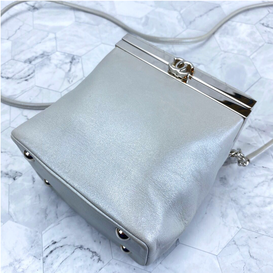 [98新]chanel/香奈儿 走秀款珠光白软盒子化妆包单肩斜跨包