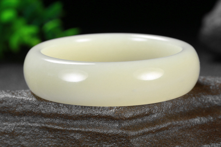 时来运转 新疆老坑料细腻油润和田玉且末手镯内径58#70.4166克