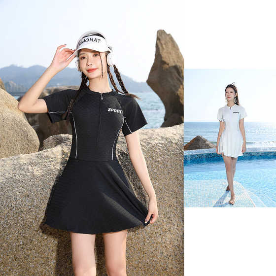 Swimsuit women's one-piece sports polyester Korean version color-blocking conservative and simple casual swimsuit makes you look slim and covers your meat hot spring cross-border
Swimsuit women's one-piece sports polyester Korean version color-blocking conservative and simple casual swimsuit makes you look slim and covers your meat hot spring cross-border