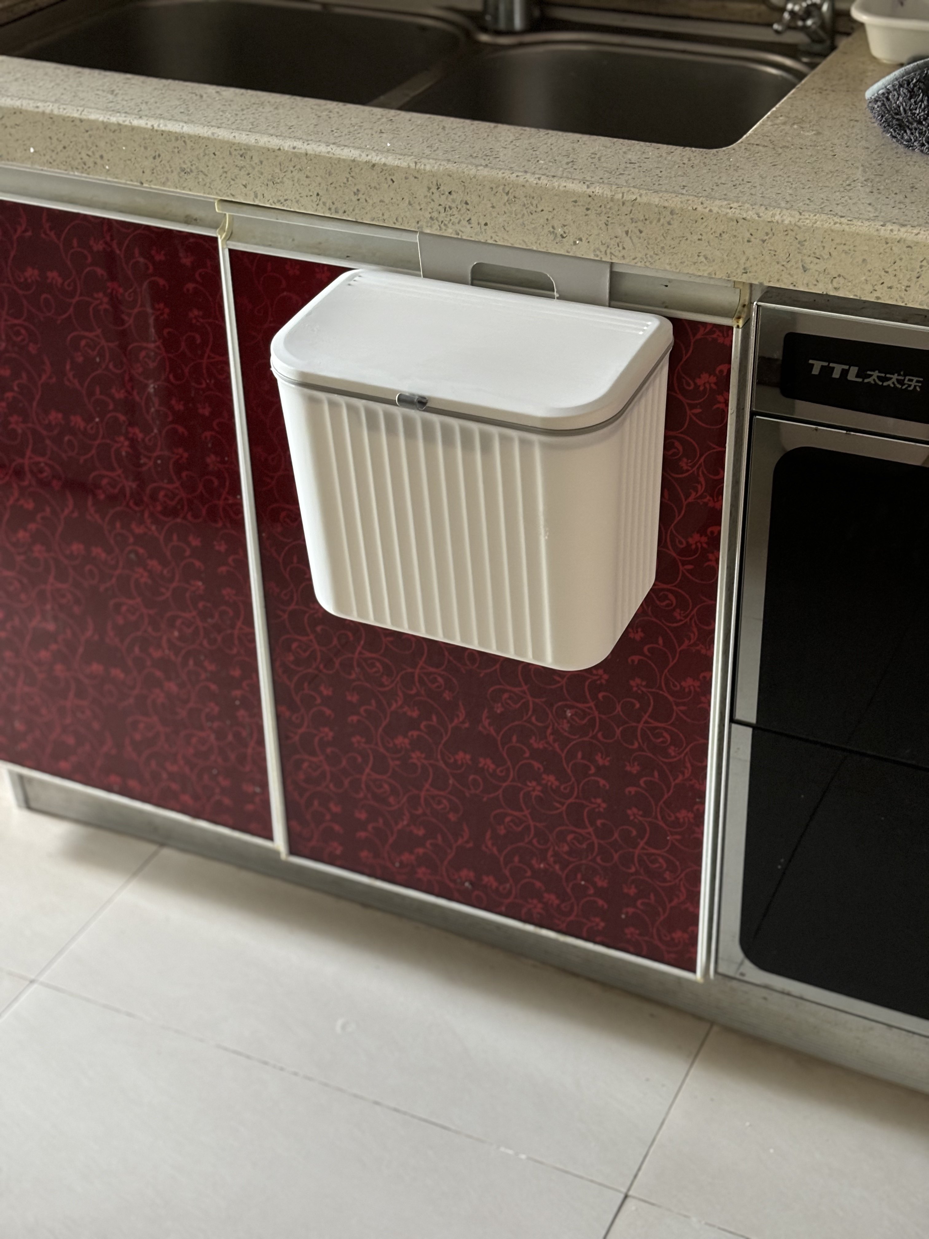 厨房垃圾桶挂式家用2024新款带盖厕所卫生间壁挂专用免弯腰厨余篓