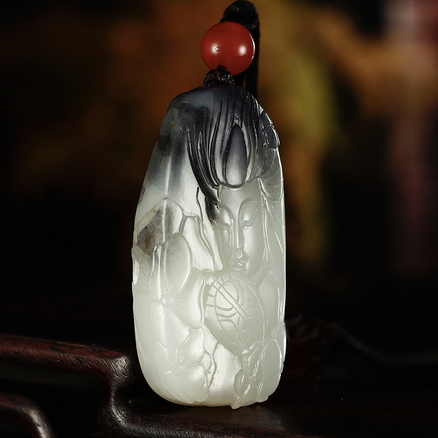 苏州玉雕名家唐龙作品新疆和田玉青花籽料玉贵人美女挂件31克吊坠