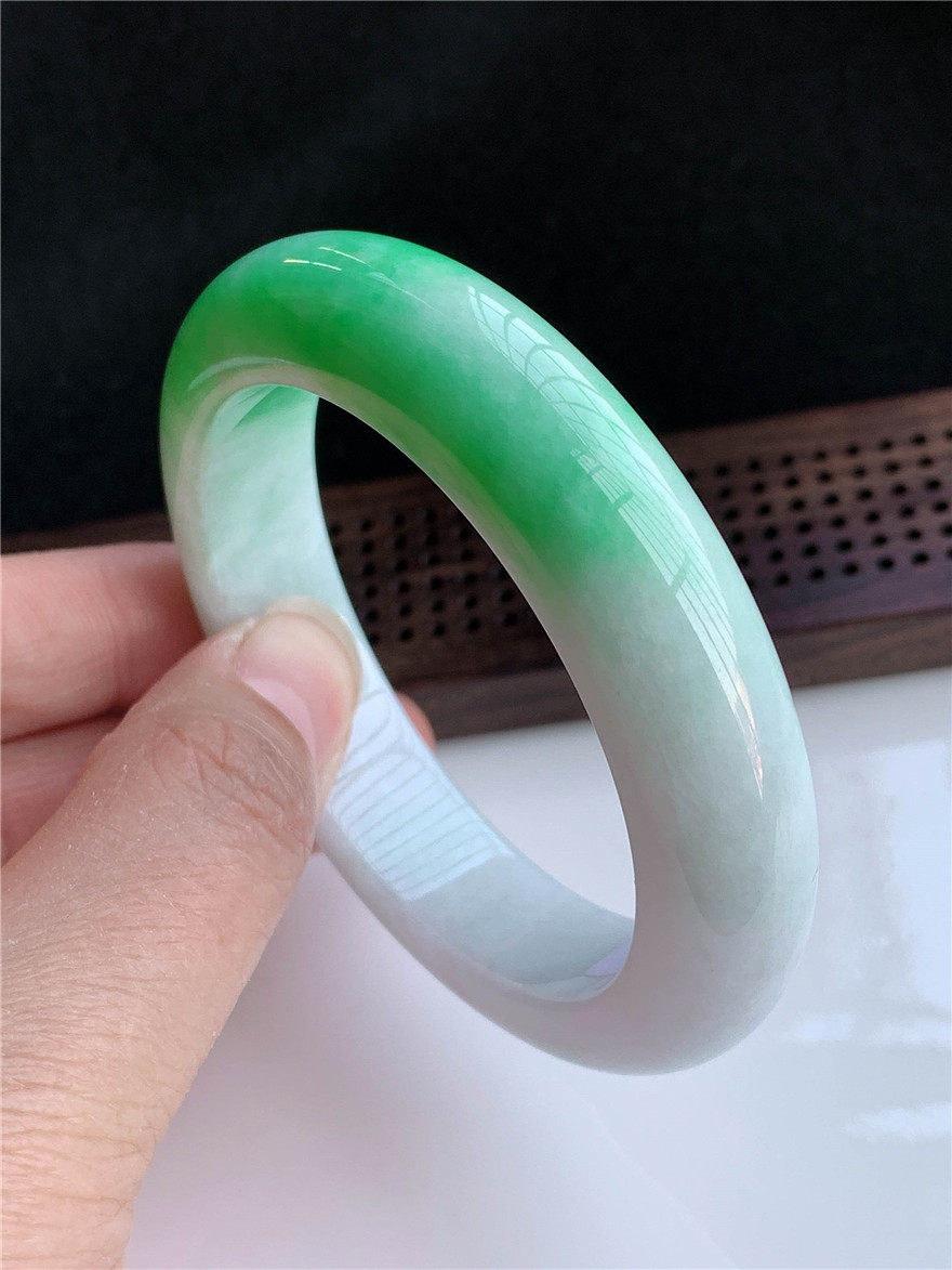 精品拍卖 翡翠正品a货冰糯种飘绿正装玉手镯 圈口56mm重75.12g