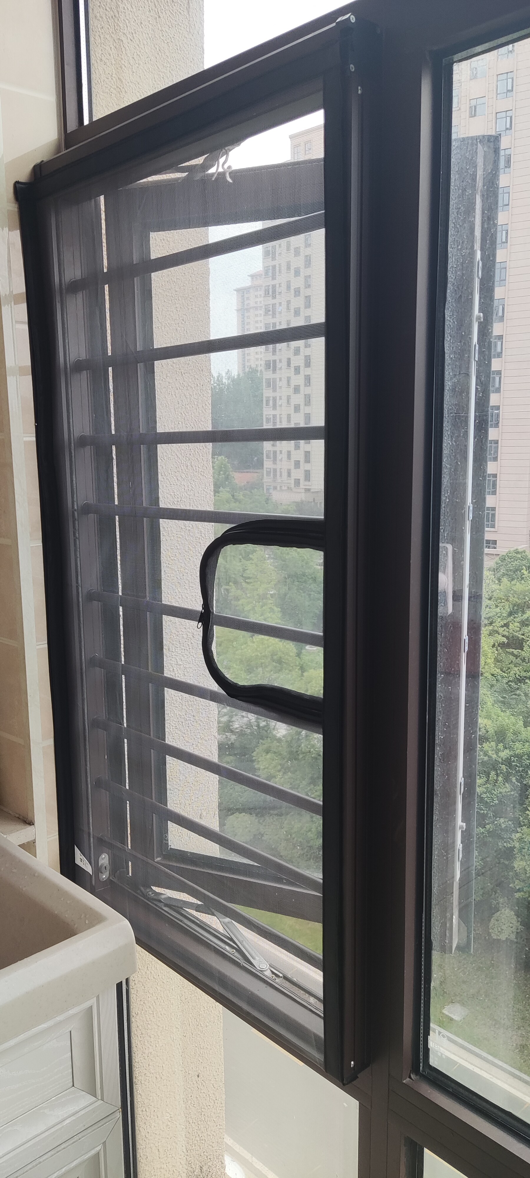 原来装的是隐形纱窗,容易损坏,一个窗子人家还不愿意从新安装,淘宝