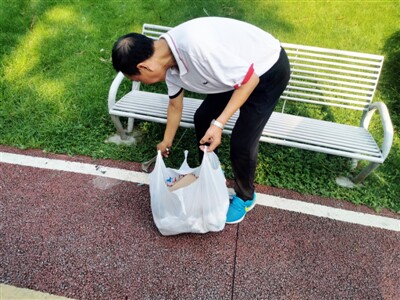 成都七旬大爷多年义务捡垃圾 :弯弯腰伸伸手,等于锻炼身体_ynet.