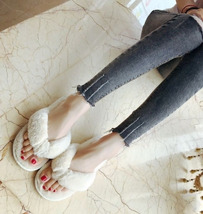 新款外穿夹脚毛毛拖鞋毛绒棉拖春秋居家平底防滑人字拖鞋女士_步街网