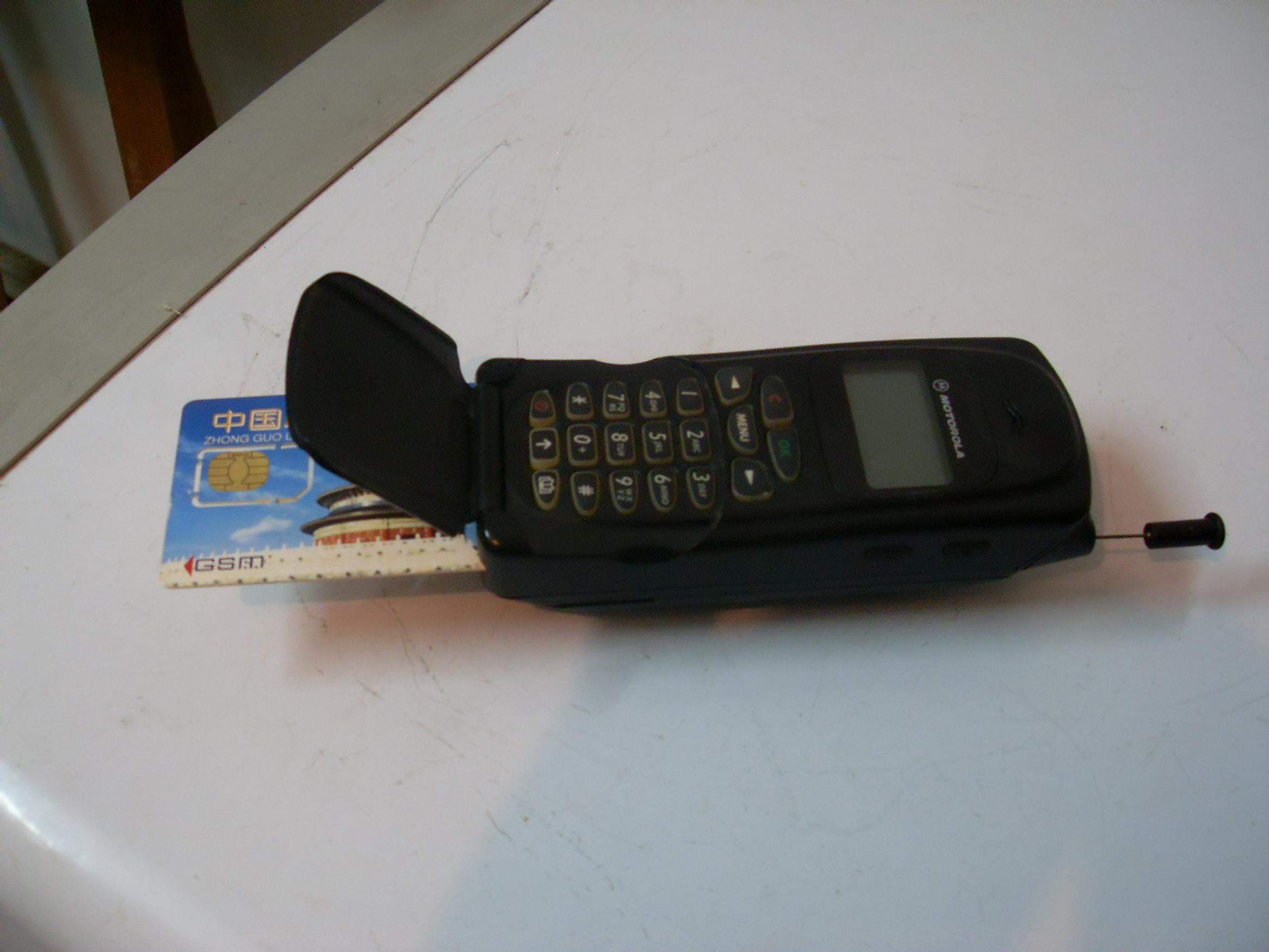 二手上世纪九十年代的摩托罗拉老板手机.