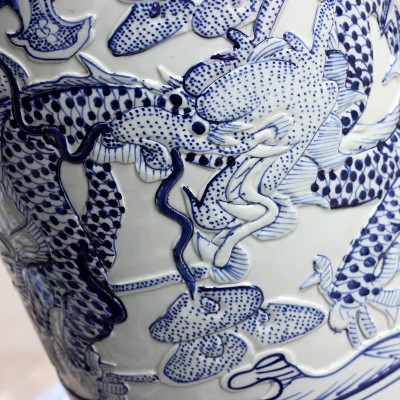 Jingdezhen ceramic blue and white dragon carving dragon quiver office mesa archaize sitting room place, calligraphy and painting scroll to receive goods