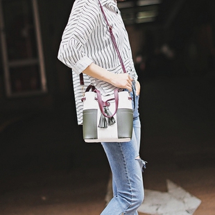 包 拼色水桶包韩版新款欧美时尚气质流苏单肩包手提包斜挎女包 finni