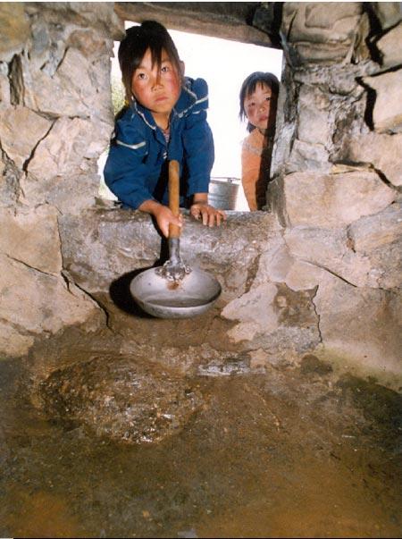 又看了那部名叫《美丽的大脚》的电影:缺水的西部山区,一群孩子在教室