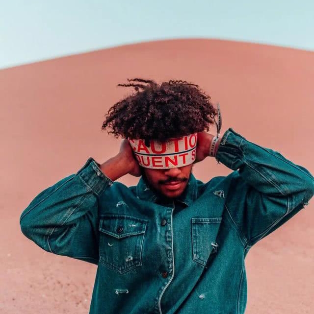 比黑色更深的颜色