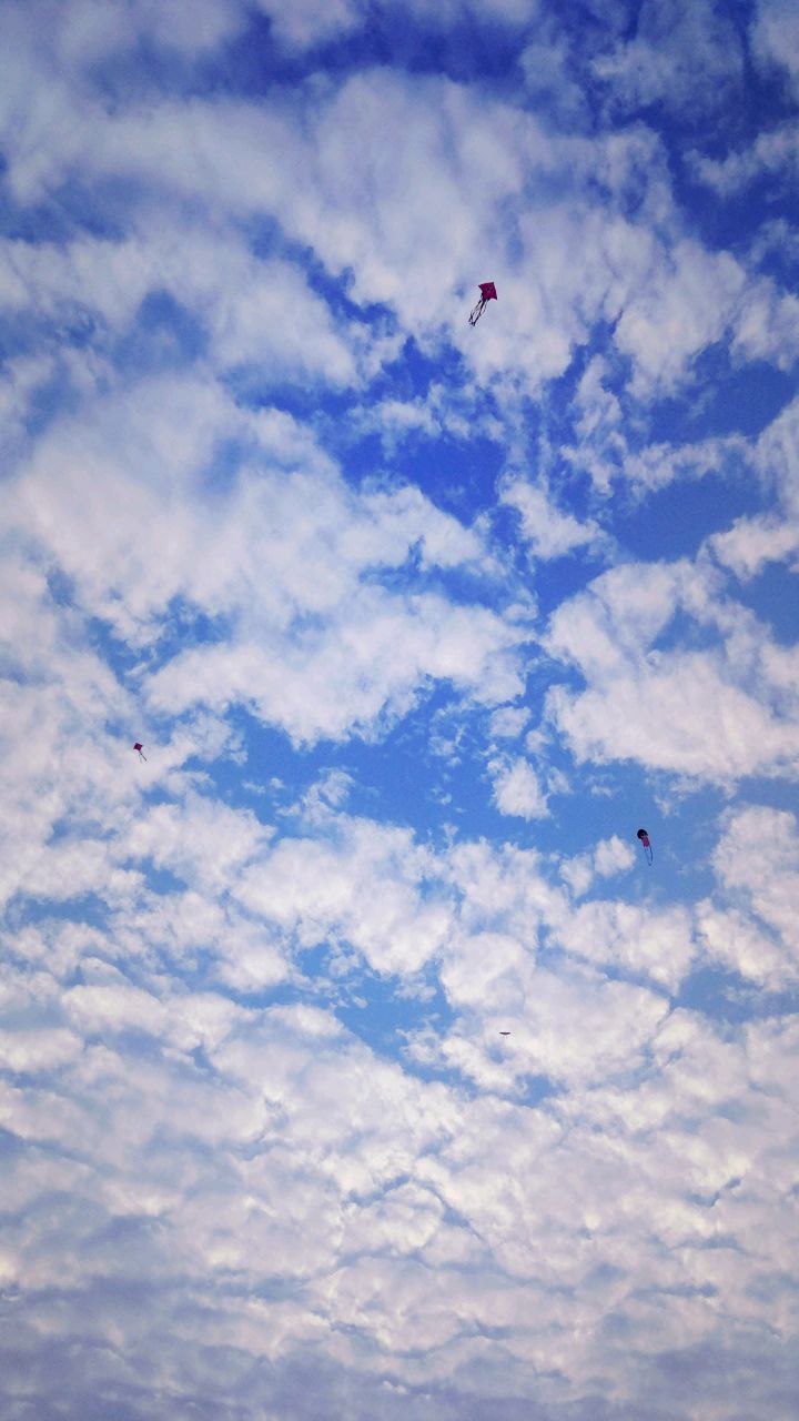 蓝天白云下的男孩