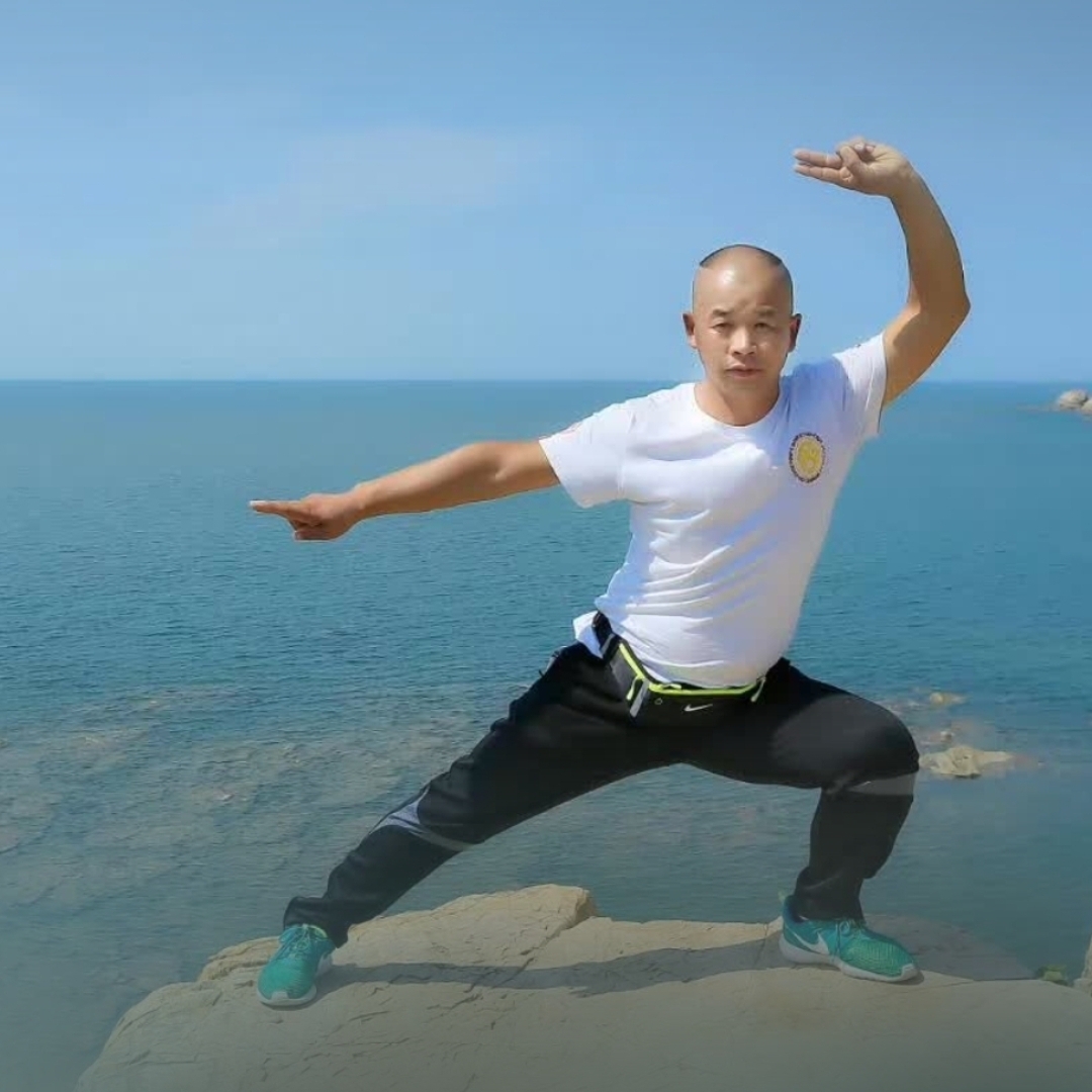 酒红色的乌木佟春