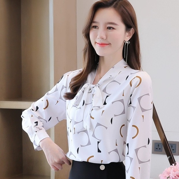 深黄色的东亚兰花