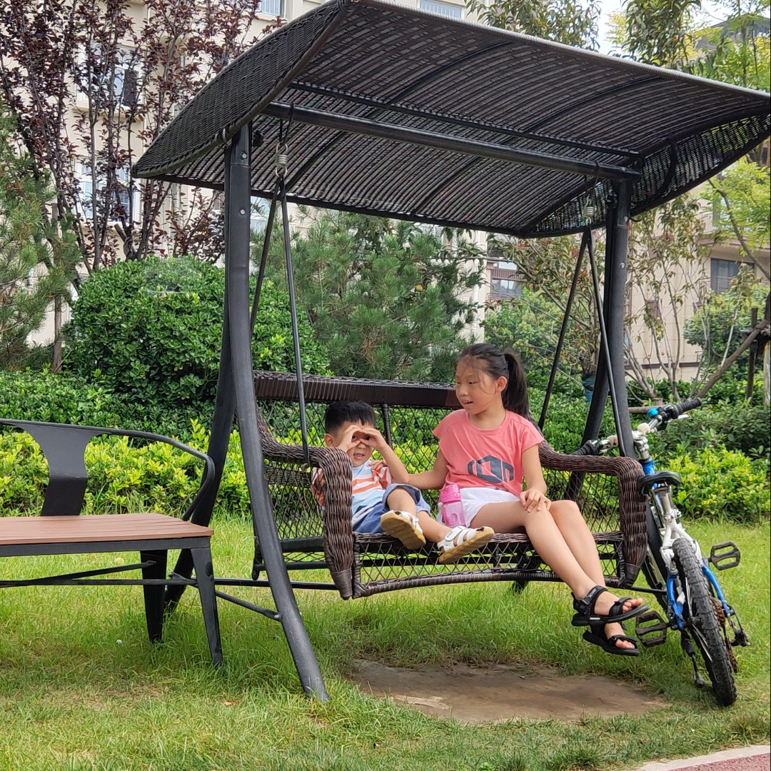 穿小黑裙的丑小鸭